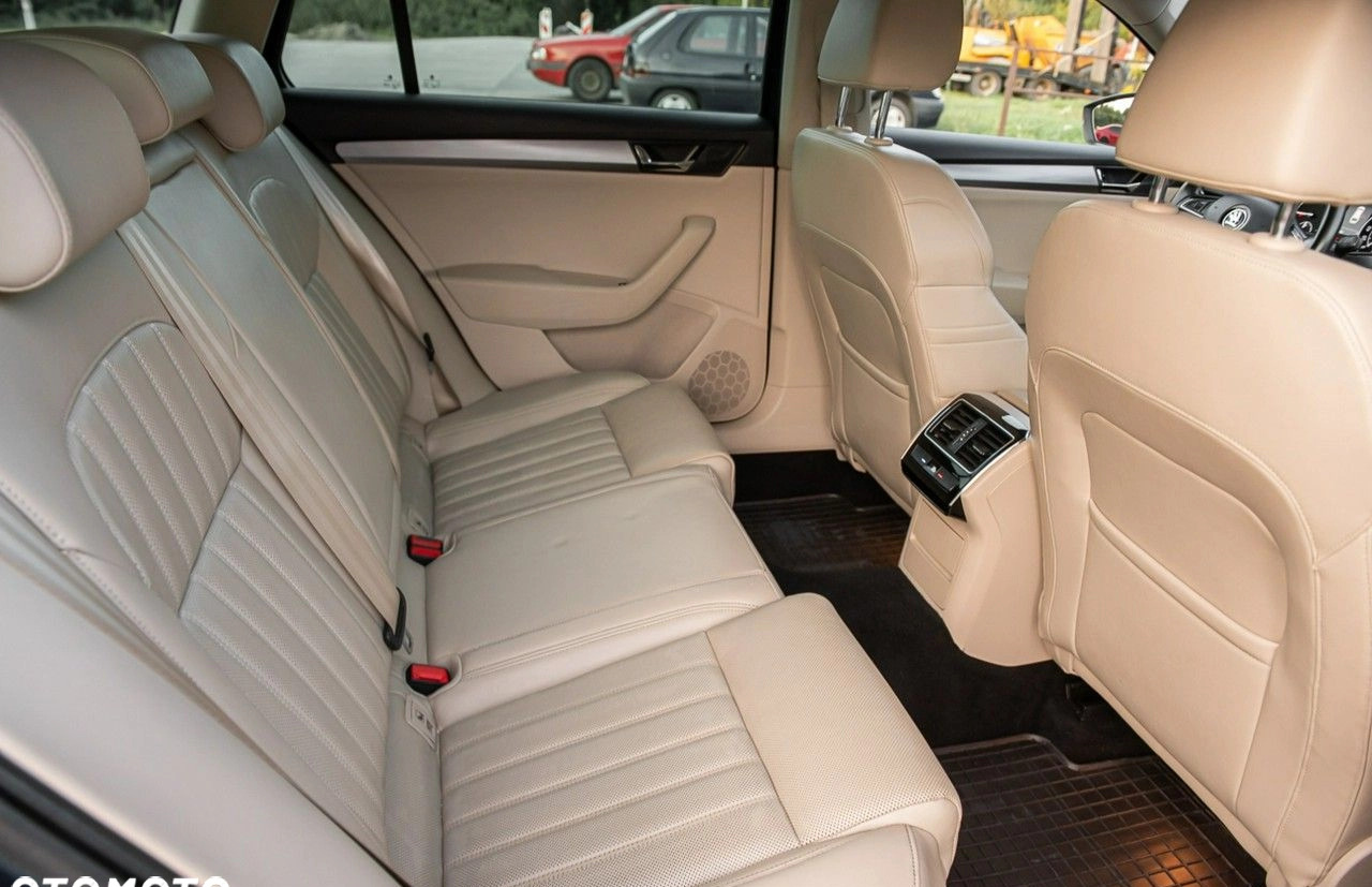 Skoda Superb cena 87700 przebieg: 197000, rok produkcji 2017 z Gdynia małe 704